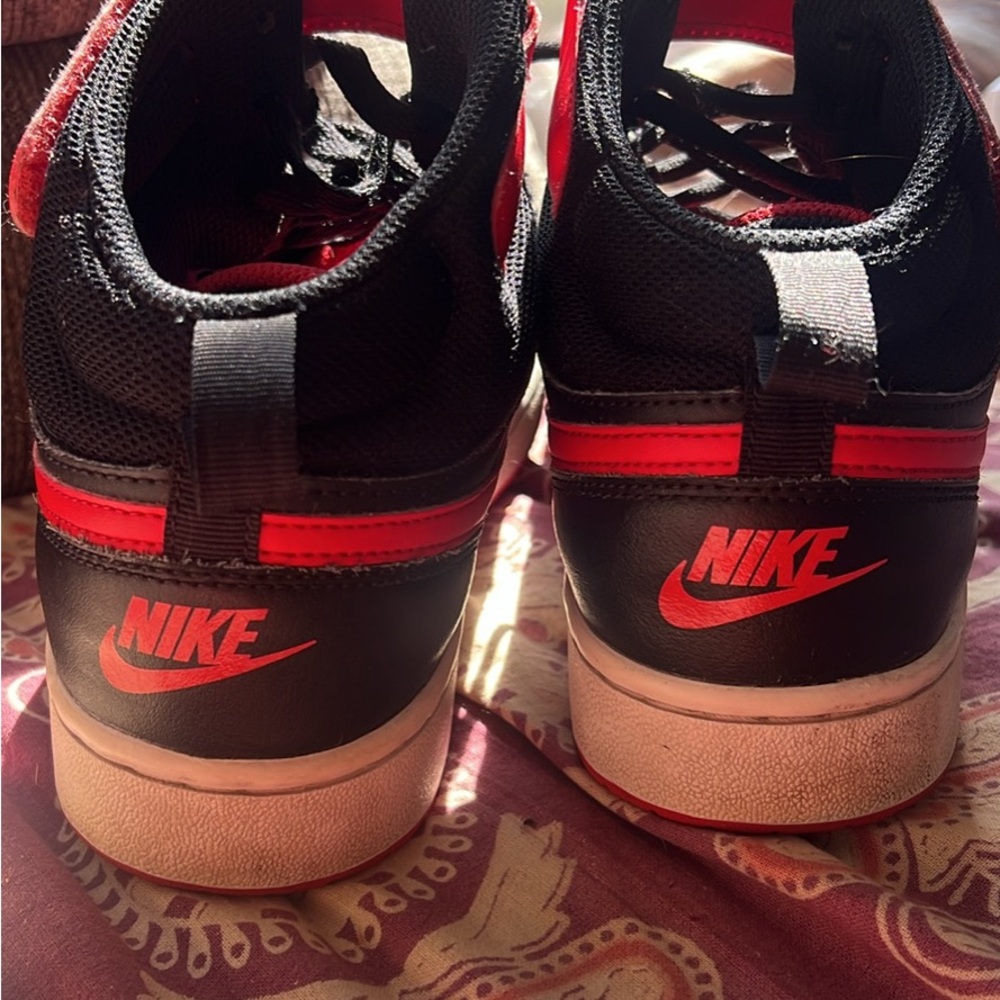 Nike Men’s Black and Red Low-Top Sneakers with Red Branding